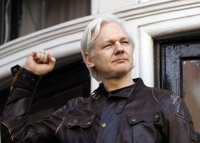 Julian Assange devant l’ambassade de l’Equateur, à Londres, le 19 mai 2017. 