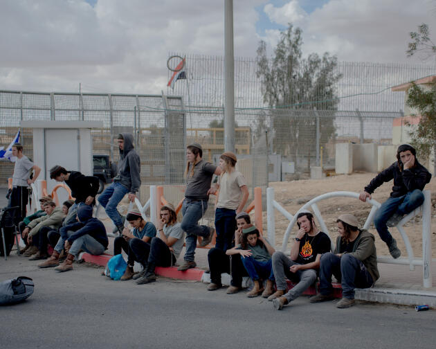 Demonstrators opposed to the arrival of humanitarian aid went to the Nitzana border crossing between Israel and Egypt, after having had to abandon the Kerem Shalom crossing, the only access still open between Israel and the Gaza Strip, which has become a military zone.