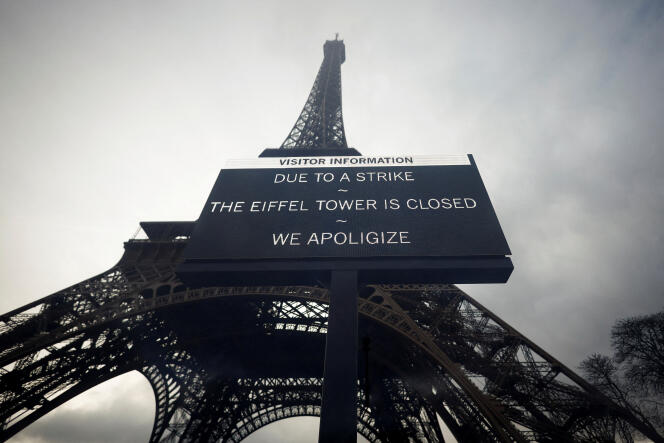 Un panneau indique que la tour Eiffel est fermée en raison d’un mouvement de grève, à Paris, le 19 février 2024.