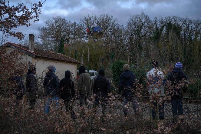 Des manifestants lors de l’opération d’évacuation du campement de la « Zone à défendre » (ZAD) de Crem’Arbre contre le projet d’autoroute A69 entre Toulouse et Castres, à Saïx (Tarn), le 19 février 2024. 