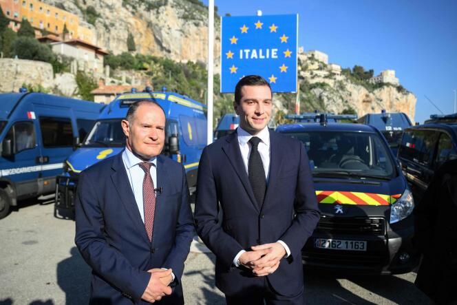 L’ancien chef de l’agence européenne Frontex Fabrice Leggeri (à gauche) et le président du RN, Jordan Bardella, lors d’une visite à un poste-frontière à Menton (Alpes-Maritimes), le 19 février 2024. 