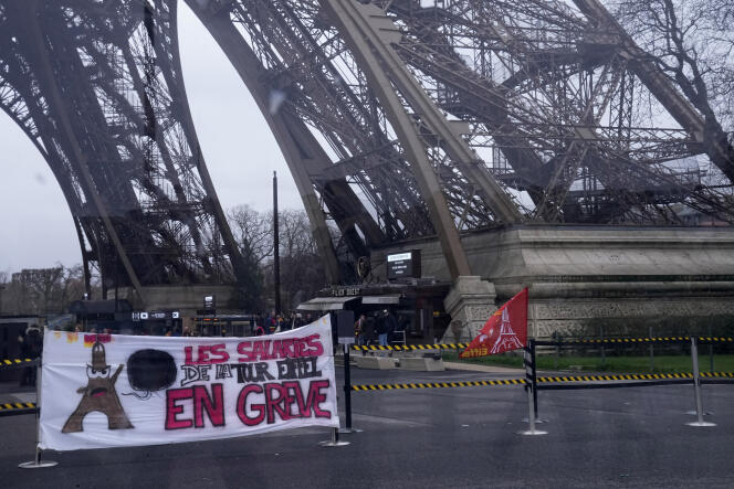 Au pied de la tour Eiffel, fermée en raison de la grève du personnel, le 19 février 2024.