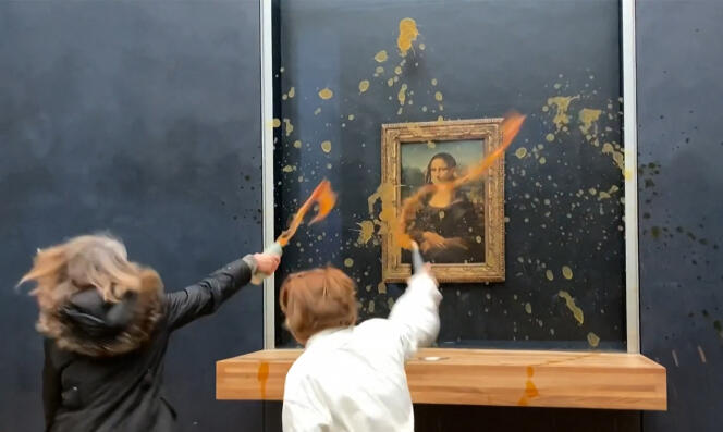 Des militantes écologistes jettent de la soupe sur le tableau « La Joconde » de Léonard de Vinci, au Louvre, à Paris, le 28 janvier 2024.