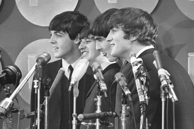 De vier Beatles, Paul McCartney, Ringo Starr, George Harrison en John Lennon, spreken de pers toe bij hun aankomst in New York op 7 februari 1964.