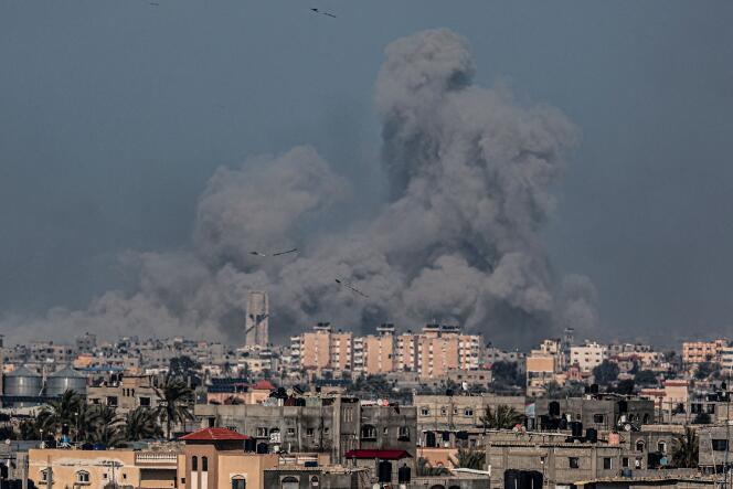 Cometas vuelan sobre Rafah mientras se eleva humo tras un bombardeo israelí de Khan Yunis en el sur de la Franja de Gaza el 20 de febrero de 2024, en medio de continuas batallas entre Israel y Hamás.