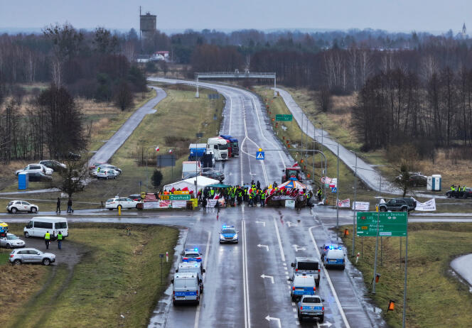 Agricultores polacos bloquean un paso fronterizo hacia Ucrania, en Okopy, el 20 de febrero de 2024. 