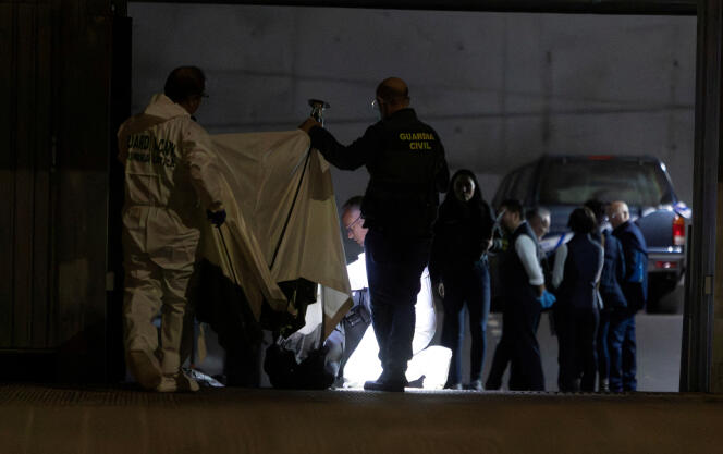 Agentes de la Guardia Civil en el lugar del asesinato de Maxime Kouzminov, en Villajoyosa (España), 13 de febrero de 2024.