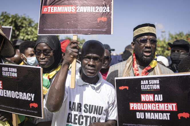 Miembros de la plataforma electoral Aar Sunu (“proteger nuestra elección”, en wolof) se manifiestan por el respeto al calendario electoral, en Dakar, el 17 de febrero de 2024.