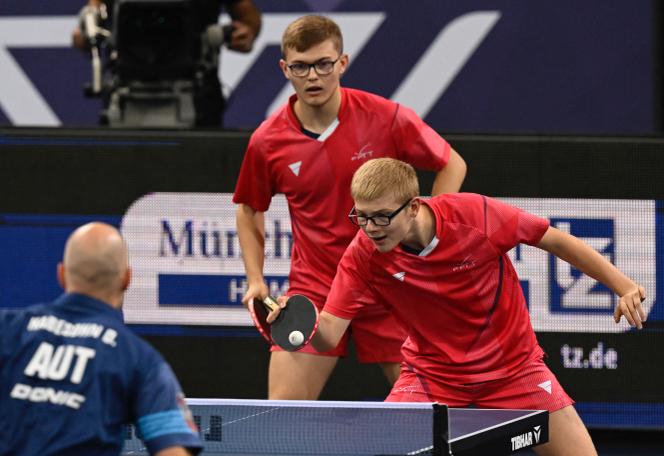 Les Français Félix et Alexis Lebrun jouent lors de la demi-finale du double masculin de tennis de table aux Championnats d’Europe à Munich, dans le sud de l’Allemagne, le 18 août 2022.