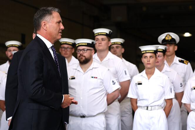 Le ministre de la défense australien, Richard Marles, à bord du navire de la marine australienne « HMAS Canberra » à Sydney, le 20 février 2024.
