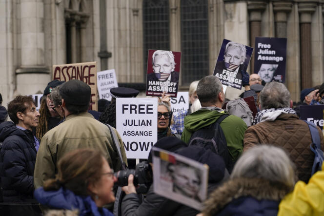 Une manifestation est organisée, mardi 20 février, devant la Haute Cour de Londres pour soutenir Julian Assange. 