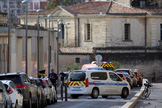 La policía aseguró la zona del tribunal judicial de Montpellier tras la muerte de dos personas el martes 20 de febrero de 2024. 