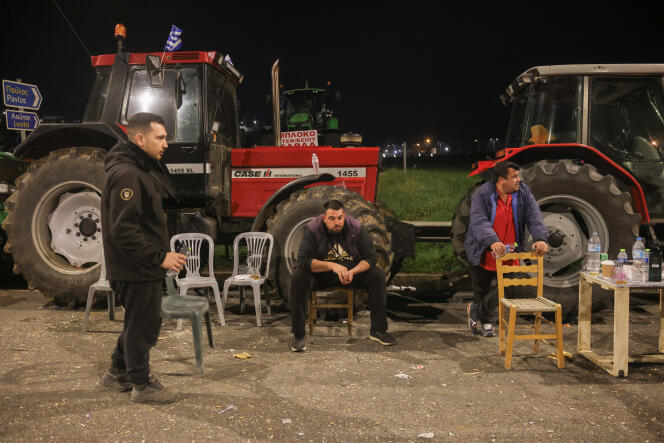 Los agricultores descansan junto a tractores en la carretera nacional, un día antes de dirigirse a Atenas, cerca de Kastro, Grecia, el 19 de febrero de 2024.