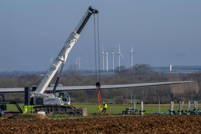 Lors du montage de l’une des éoliennes du parc éolien d’Andilly-Les-Marais (Charente), le 31 janvier 2024.