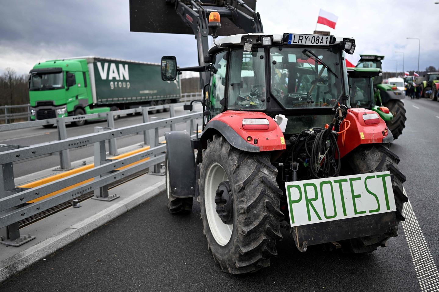 Polish farmers resume Ukraine border blockade over imports