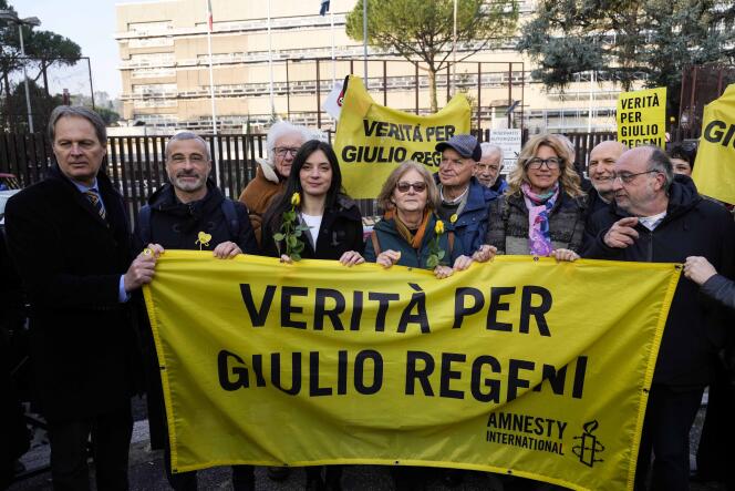 Los padres de Giulio Regeni sostienen una pancarta que dice 