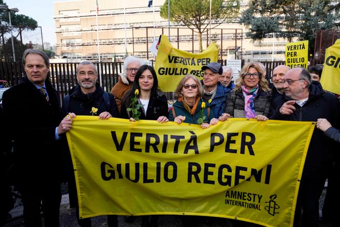 Los padres de Giulio Regeni sostienen una pancarta que dice 