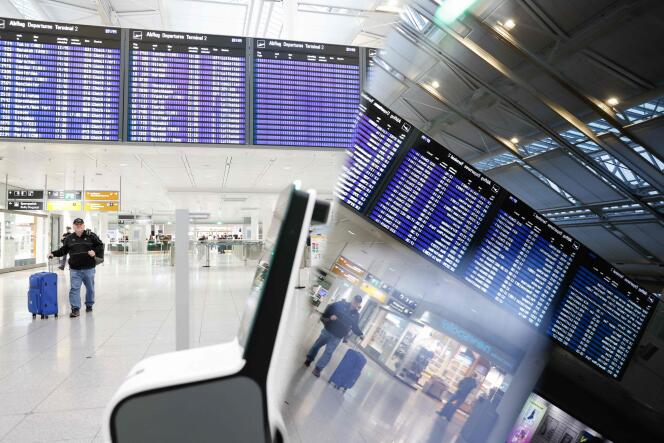 La zone d’enregistrement de la compagnie aérienne allemande Lufthansa, vide, lors du mouvement de grève, à l’aéroport de Munich, le 20 février 2024.