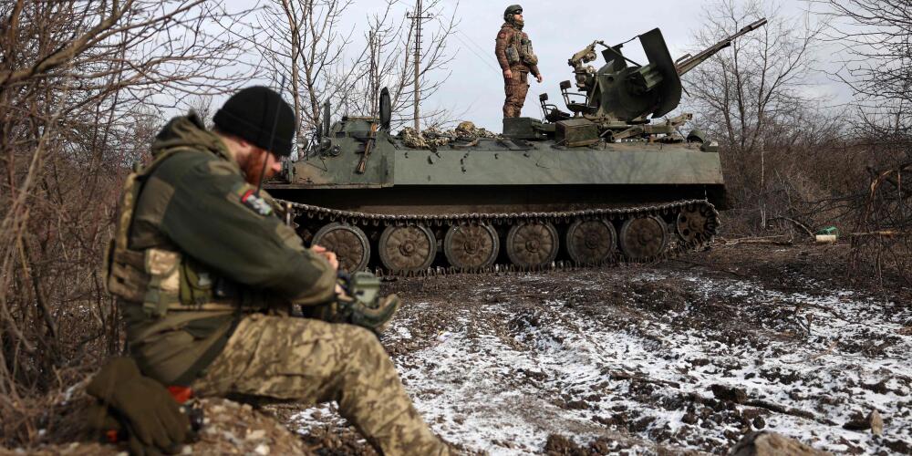 Les artilleurs antiaériens ukrainiens de la 93ᵉ brigade mécanisée de Kholodny Yar surveillent le ciel de leur presumption   en absorption  de Bakhmout, dans l’oblast de Donetsk, le 20 février 2024.