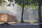 Le camping Liberté, au bord du lac de Lacanau (Landes).