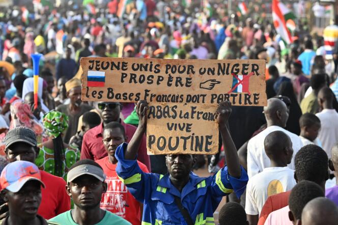 Simpatizantes del Consejo Nacional para la Protección de la Patria (CNSP) de Níger se manifiestan frente a la base aérea nigerina y francesa en Niamey, el 16 de septiembre de 2023.