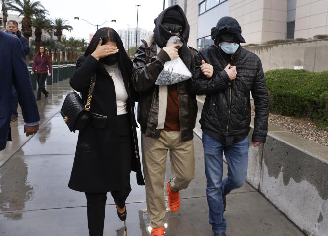 Voormalig FBI-informant Alexander Smirnov (midden) verlaat dinsdag (20 februari) de rechtbank in Las Vegas. 