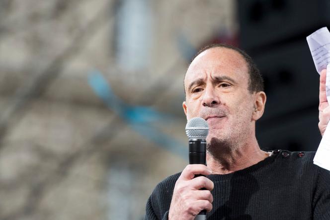Gérard Miller, lors de la « marche pour une VIe République », organisée par La France insoumise, à Paris, le 18 mars 2017.