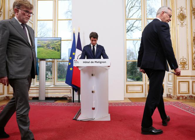 Marc Fesneau, Gabriel Attal et Bruno Le Maire, lors de la conférence de presse où le premier ministre a annoncé le remplacement du NODU, l’indicateur d’usage des pesticides français, par un nouvel indice, à Matignon, à Paris, le 21 février 2024.