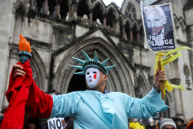 Un manifestant exprime son soutien à Julian Assange devant la Haute Cour, à Londres, le 21 février 2024.