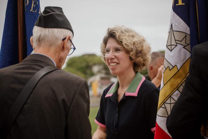 La ministre déléguée chargée des outre-mer, Marie Guévenoux, salue les porte-drapeaux lors d’une cérémonie d’honneurs militaires à Nouméa, en Nouvelle-Calédonie, le 21 février 2024.