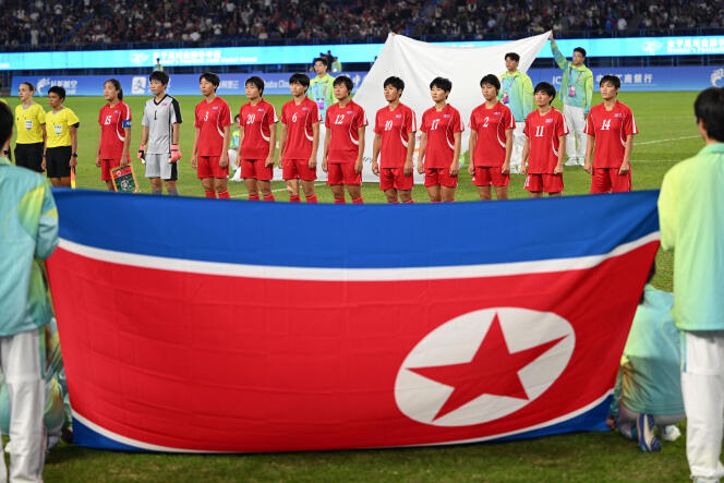 Jugadores de la selección de fútbol de Corea del Norte durante la final de los Juegos Asiáticos, el 6 de octubre de 2023, en Hangzhou (China).