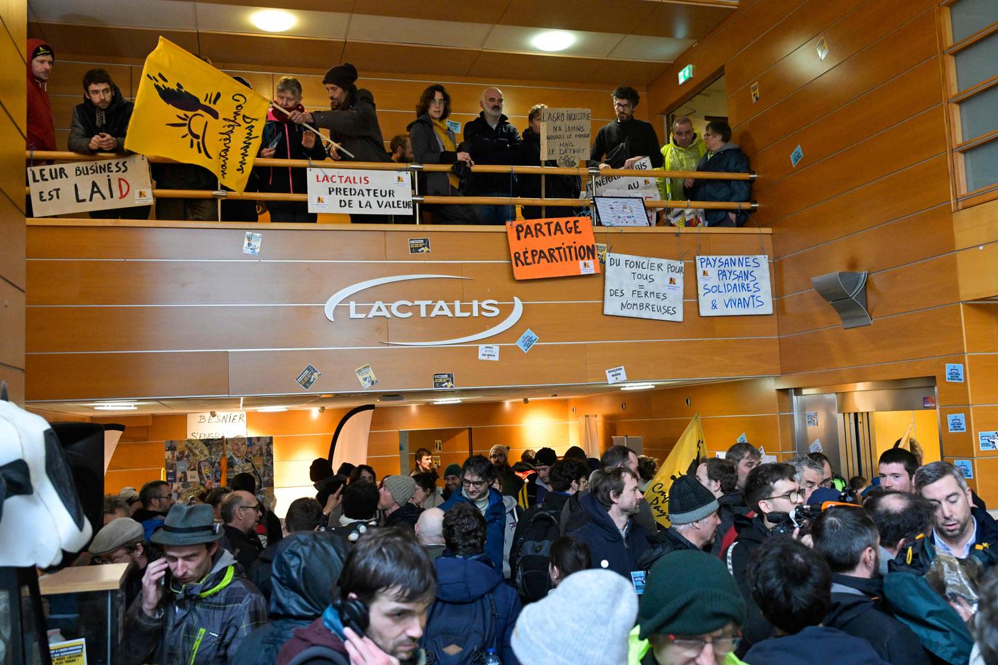 Agricultores enojados toman la sede de Lactalis en Laval