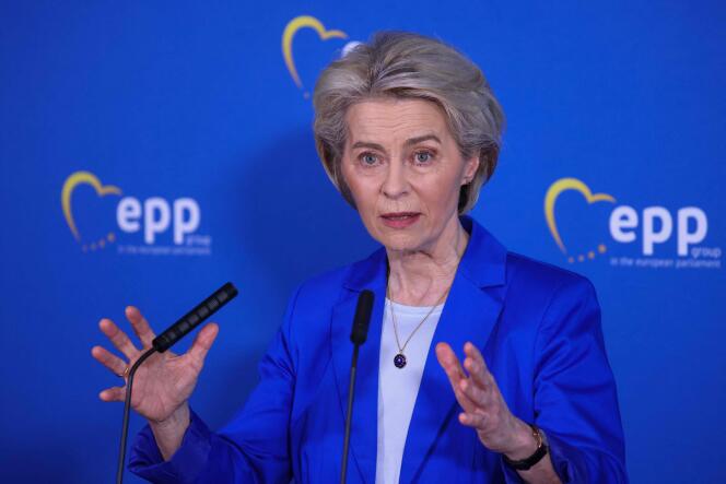 Voorzitter van de Europese Commissie Ursula von der Leyen spreekt de media toe tijdens een persconferentie met het hoofd van de Europese Volkspartij in het Europees Parlement in Brussel, 21 februari 2024. 