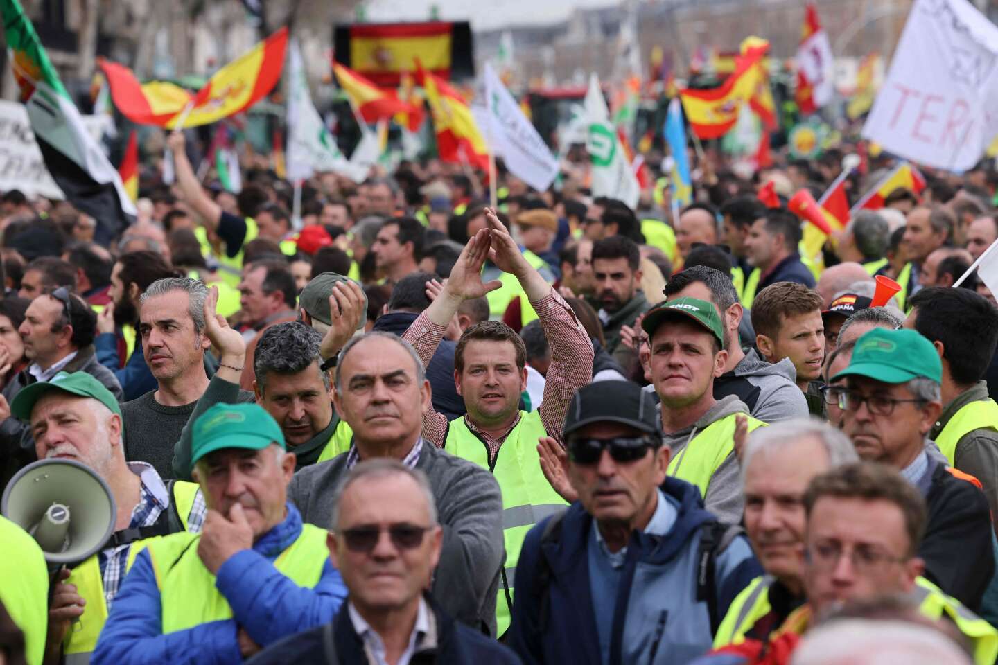 Migliaia di contadini sfogano la loro rabbia nelle strade di Madrid