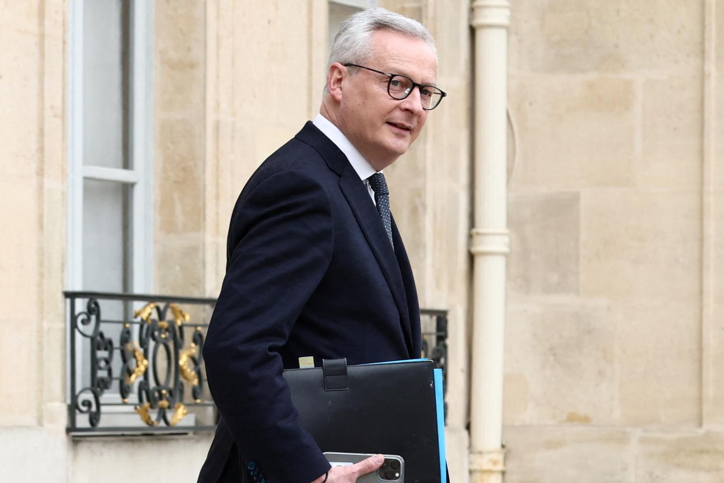 France announces 10 billion euro budget cuts as growth slows