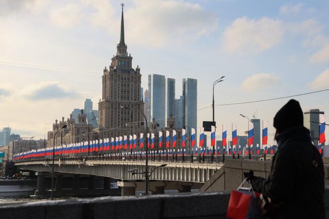 Российские флаги украшают мост через Москву-реку в День защитника Отечества, отмечаемый ежегодно 23 февраля, в центре Москвы во вторник, 20 февраля. 