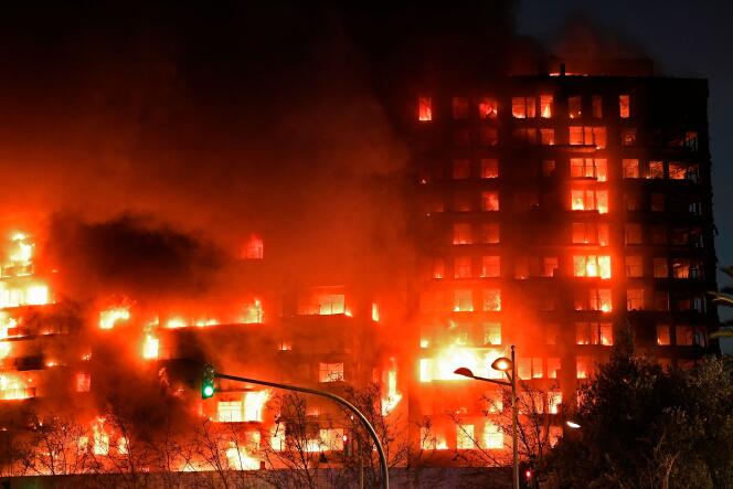 L’immeuble en feu à Valence (Espagne), le 22 février 2024.