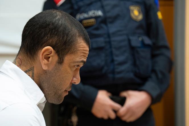 Ο πρώην ποδοσφαιριστής Dani Alves, κατά τη διάρκεια της δίκης του για βιασμό, στη Βαρκελώνη (Ισπανία), 5 Φεβρουαρίου 2024.