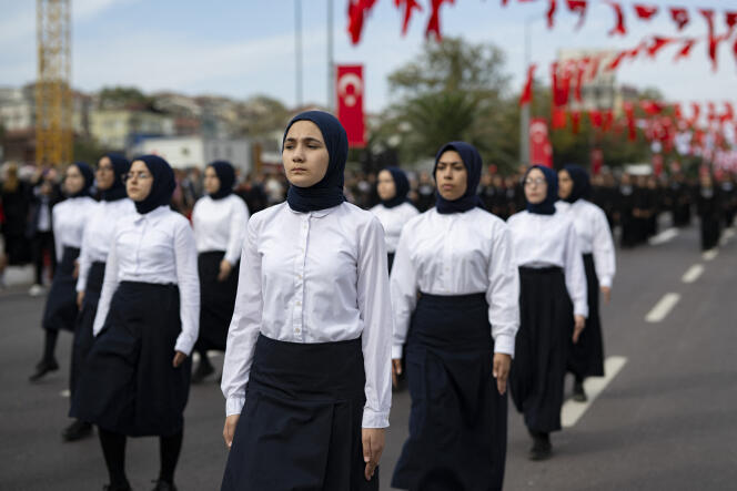 Μαθητές από ένα ίδρυμα «imam hatip», κατά τη διάρκεια μιας παρέλασης για την 100η επέτειο της Τουρκικής Δημοκρατίας, στην Κωνσταντινούπολη, 29 Οκτωβρίου 2023.
