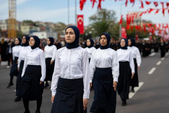 Μαθητές από ένα ίδρυμα «imam hatip», κατά τη διάρκεια μιας παρέλασης για την 100η επέτειο της Τουρκικής Δημοκρατίας, στην Κωνσταντινούπολη, 29 Οκτωβρίου 2023.