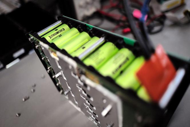 Des batteries au lithium pour l’aéronautique fabriquées par la société Limatech, à Voreppe (Isère), près de Grenoble, le 12 juin 2023.