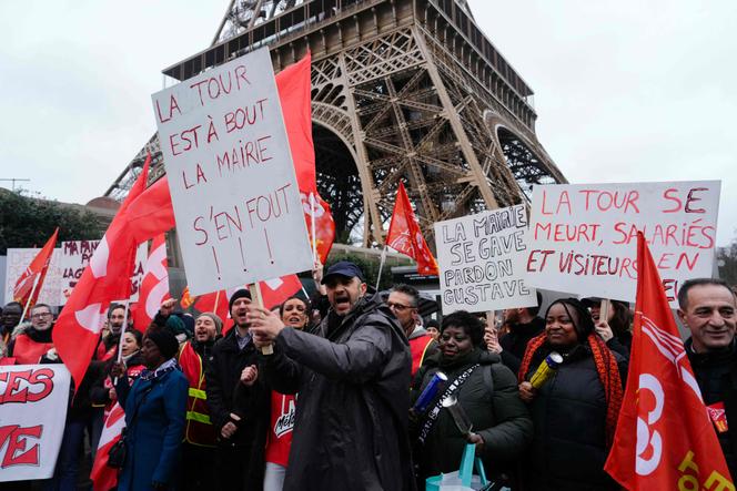 Devant la tour Eiffel, à Paris, le 22 février 2024.