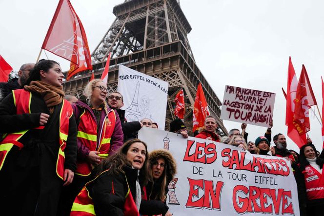 Des salariés de la Tour Eiffel se sont retrouvés devant le monument, jeudi 22 février, au quatrième jour de grève. 