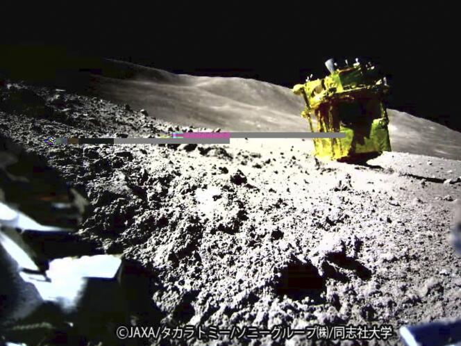 Cette image fournie par l’Agence japonaise d’exploration aérospatiale JAXA montre une photo prise par un véhicule d’excursion lunaire 2 (LEV-2) d’un rover lunaire robotisé appelé Smart Lander for Investigating Moon, ou SLIM, sur la Lune. 