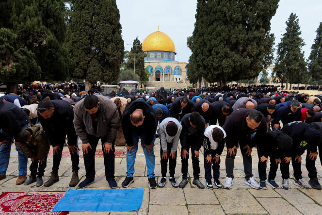 Palestinos rezan frente a la mezquita de Al-Aqsa el 23 de febrero de 2024. 