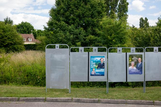 Des panneaux électoraux pour les candidats de droite Arnaud Dumontier et Eric Woerth, à proximité de la commune de Gouvieux (Oise),  le 31 mai 2022. 