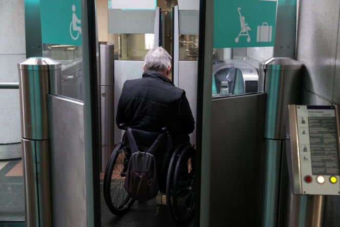 Franck Maille, 52 ans, du groupe de campagne APF France handicap, à la station de métro Madeleine à Paris, France, 30 août 2023. 