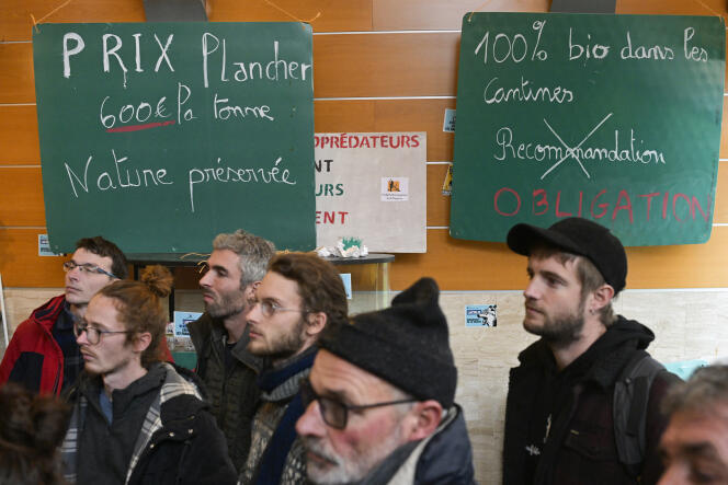 Des membres de la Confédération paysanne, chez Lactalis, à Laval, le 21 février 2024.