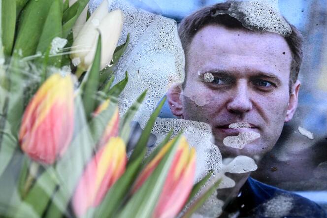 Au mémorial d’Alexeï Navalny improvisé devant l’ancien consulat russe à Francfort-sur-le-Main, en Allemagne, le 23 février 2024.