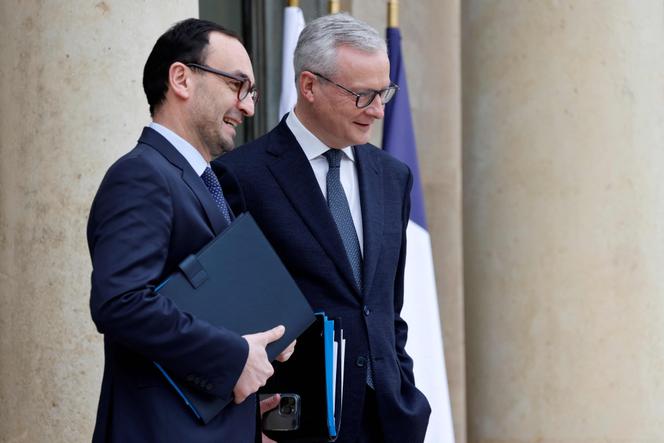 Le ministre délégué aux comptes publics Thomas Cazenave et le ministre de l’économie Bruno Le Maire, à Paris, le 21 février 2024. 